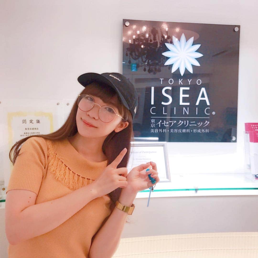 ぱいぱいでか美のインスタグラム：「沖縄、横丁と日光に浴びまくったので 東京イセアクリニックで日焼けのアフターケアをしてきました✹ ꙳ #東京イセアクリニック #iseaclinic #ビタミンイオン導入 #高濃度ビタミンc点滴 ꙳ 日焼け対策はかなりしてたんだけど (日焼け止め、スプレー、ヘリオケア) やっぱ多少のダメージ感じてしまったのと 焼けてたら他のケアもし辛いな〜と思って駆け込みました！ まだ肌荒れあるけど、ひとまず安心。 いつもありがとうございます（；＿；） まだまだ紫外線ヤバいから気をつけてこーっと。 てか直近の投稿３つとも同じ日に行っててアクティブにも程がある。 休みの日に突然詰め込んだりするタイプです。 普段めっちゃ家で天井のシミ数えてんのに……！ あとこの写真見て痩せる決意しましたー……。 まぁ今から串焼き食べるんですけど……うぅ〜〜〜〜。」