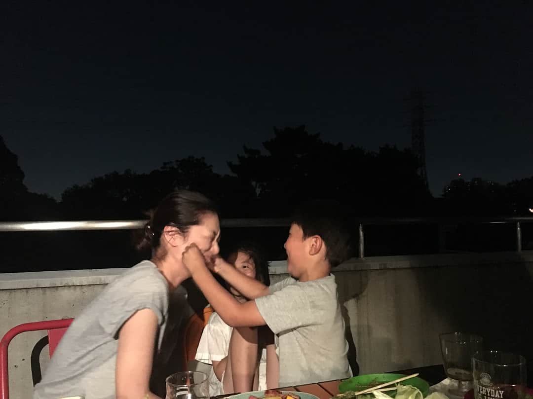 加藤紀子さんのインスタグラム写真 - (加藤紀子Instagram)「ジャンケンブルドッグで頬を摘まれ引っ張られ、「いてーっ！」4歳に負けました😭 それを笑う7歳。」7月15日 22時31分 - katonoriko