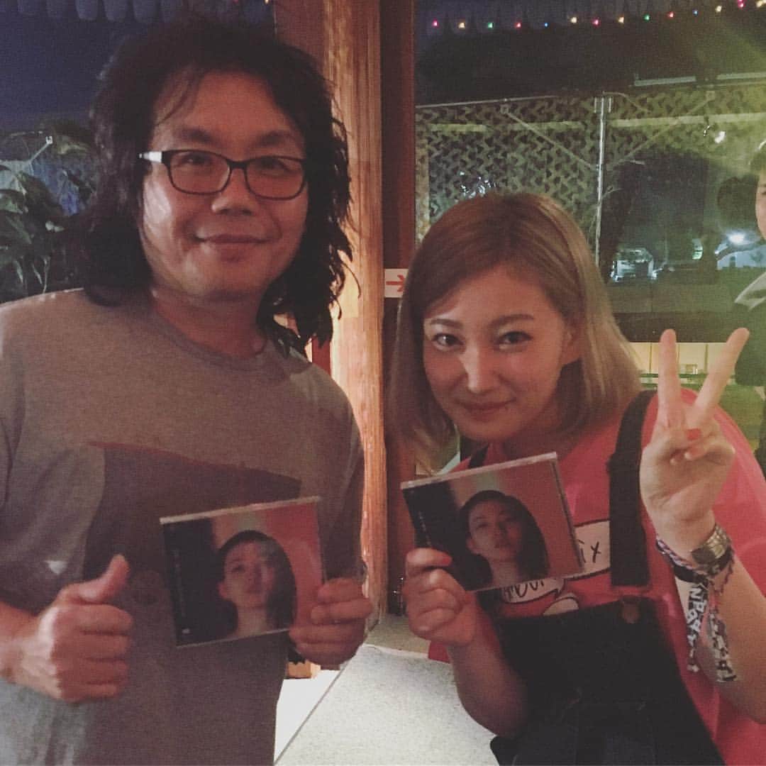 佐藤千亜妃さんのインスタグラム写真 - (佐藤千亜妃Instagram)「ギターのおぐらさんと📸本当に、素晴らしいギタリストです。。 sicksicksicksickと共に。。笑 #apbankfes2018」7月15日 22時30分 - chiaki_sato0920