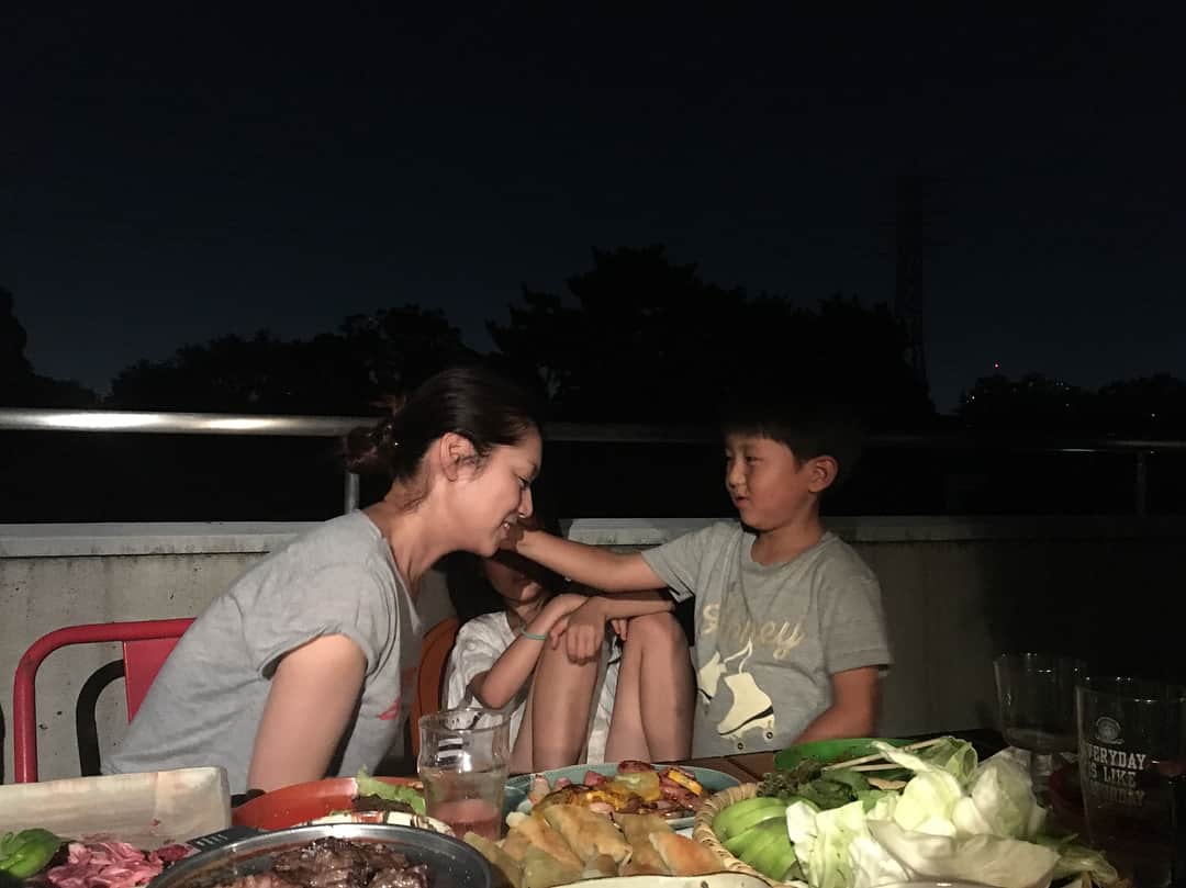 加藤紀子のインスタグラム：「ジャンケンブルドッグで頬を摘まれ引っ張られ、「いてーっ！」4歳に負けました😭 それを笑う7歳。」