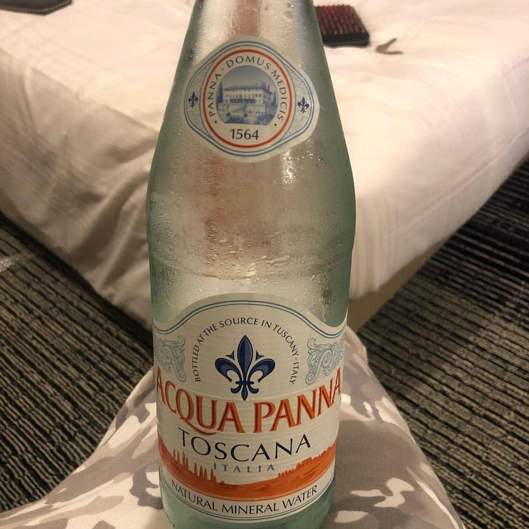 山下斐紹のインスタグラム：「ルームサービスで水頼んだ！ いくらだと思いますか？ #ルームサービス#水#アクアパンナ #ハウマッチ」