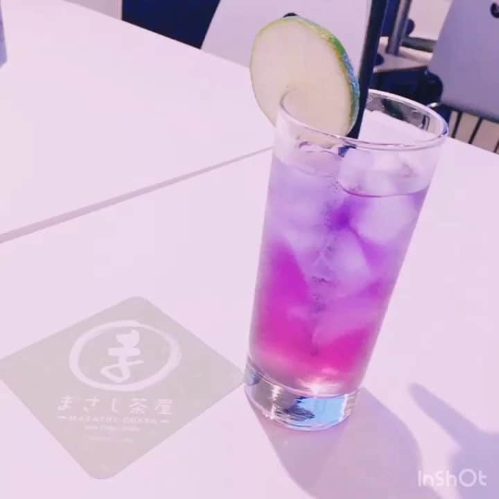 花原あんりのインスタグラム：「‪先日✨‬ ‪大好きな‬  さだまさしさんの期間限定カフェ✨‬ ‪まさし茶屋へ行きました☺️💕‬ ‪大きなスクリーンに大好きなさださんの歌や映像が流れて一人涙がつーっと😢🍀‬ ‪さださんの歌にちなんだ‬ ‪オリジナルドリンク ‪【魔法のピンク】を飲みましたよ🎀 ちょっぴり魔法のピンク歌ったので載せますね☺️🎀✨✨ ‪恐れ多いですが、いつかさださんと歌わせていただくことができたら嬉しいな😢🍀‬ #さだまさし さん #長崎 #まさし茶屋  #生さだ  #singers #musics #vocals #acoustic #アーティスト #artist #television #vocals #シンガー #singer #女優 #ミュージシャン #musician #ギター #guitar #MC #Tokyo #TV #イベント #花原あんり」