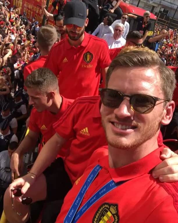 ヤン・フェルトンゲンのインスタグラム：「Unbelievable day. Amazing welcome home 🙌🏻🇧🇪 #REDTOGETHER」