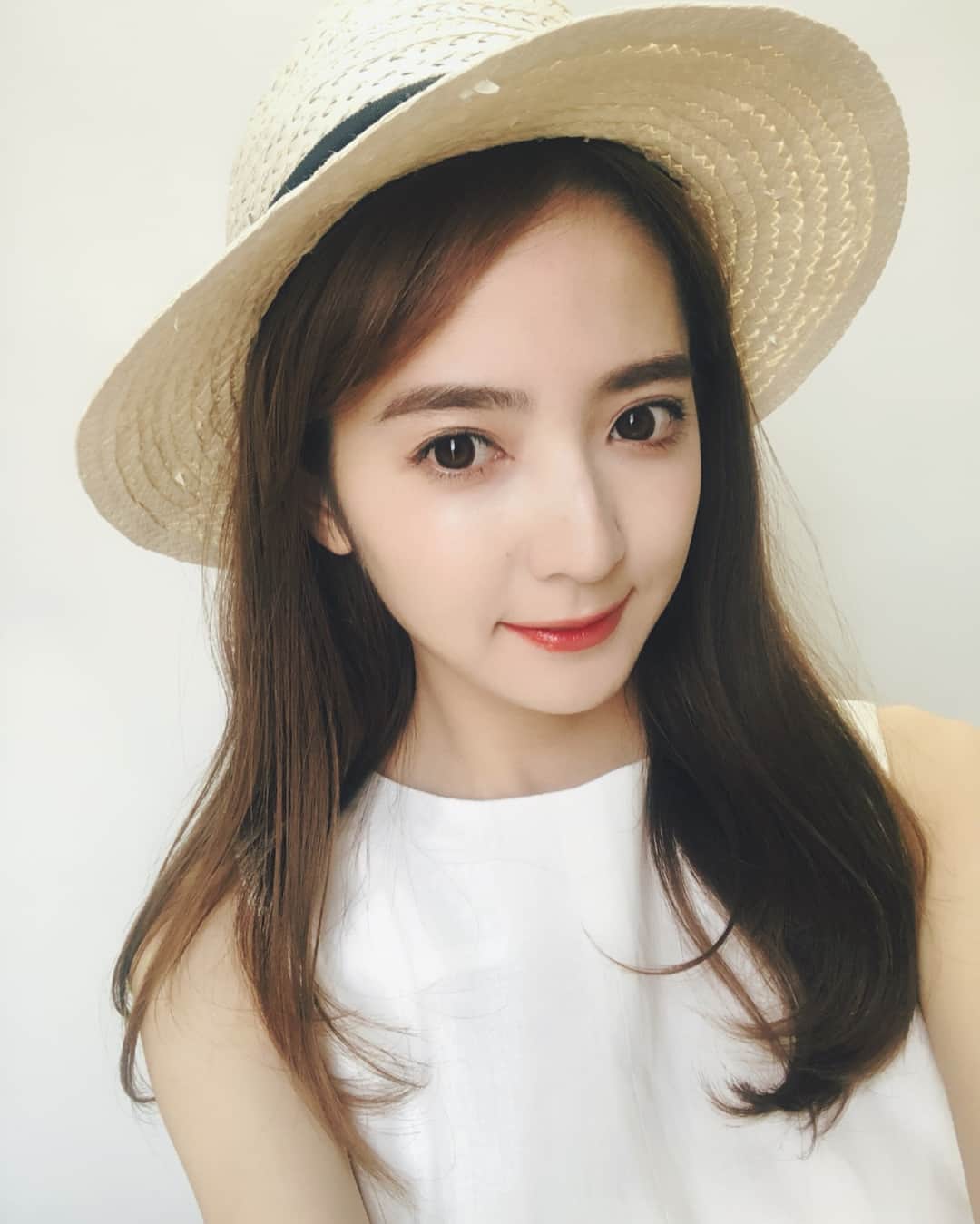 平木愛美のインスタグラム：「最近、コメントでも時々言って頂くのですが、眉、変えました！  メイクというより眉自体かな！  一か月以上くらいかけて自然な眉に。  眉アイコンは、子供の頃のちびっこまなみん。笑  一度、自分の原点を大切に🌻  なので自分に合った眉なんだと思います。  ただちび愛美は、わりと前髪オン眉なんだよなあ、なのでそれも少し迷うのですが、（# ちびっこまなみん←で画像でるかも）  25歳を目前に今はすこしオトナ意識中なので…♡ 今はこの、前に出せたり流せたりな前髪を相変わらずにしようかと思います。  #眉も前髪も大切だよね女の子にとって」