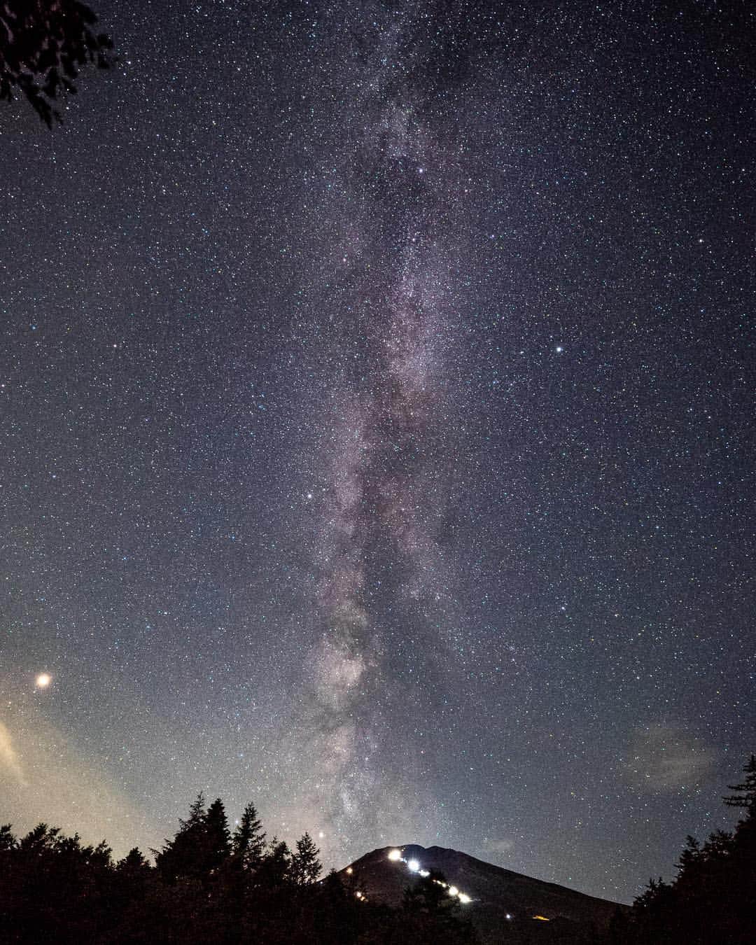 のインスタグラム：「1063 満天の星空 . Yamanashi, Japan 山梨県 . #japanfocus #jp_gallery #instagramjapan #ig_japan #wu_japan #wu_asia #worldunion #theworldshotz #igersjp #team_jp_ #team_jp_東 #山梨県 #team_jp_skyart  #mtfuji #Japan #Yamanashi  #natureaddict Mt. Fuji Yamanashi, Japan #Lovers_Nippon #東京カメラ部#japan_night_view #japan_night_view_member #1xPicoftheDay #ig_phos phos #夜景ら部 #写真好きな人と繋がりたい #bestjapanpics #photo_shorttrip」
