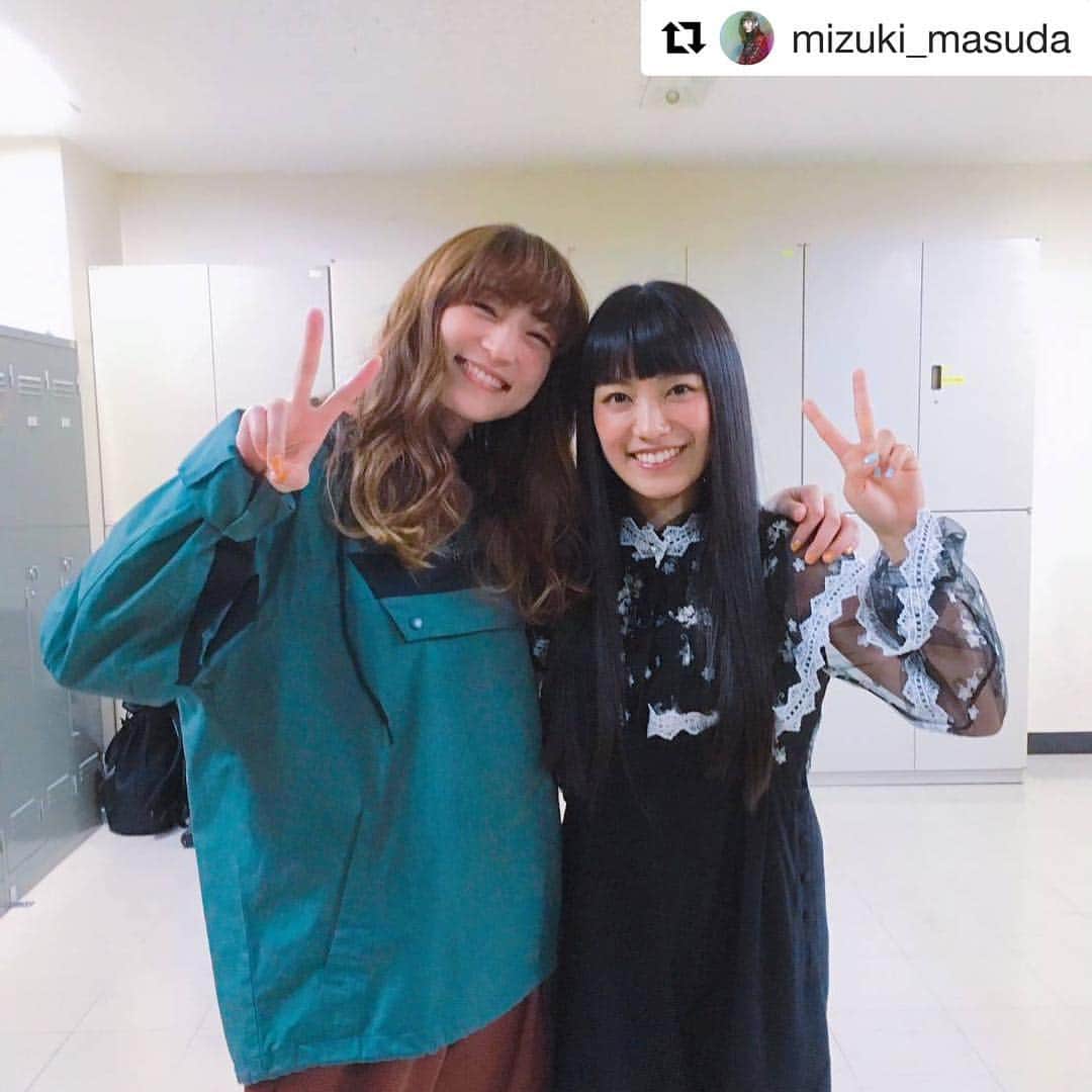 のインスタグラム：「THANKYOU miwa🎸  #Repost @mizuki_masuda with @get_repost ・・・ miwaちゃんと仲直り。なかなか会えないけど大事な友達🤝なんにも心配いらないよ🙆‍♀️🎊🎊🎊 #ひとりで地上波緊張した #行列のできる法律相談所 #miwa #収録後です #ピーハツ」