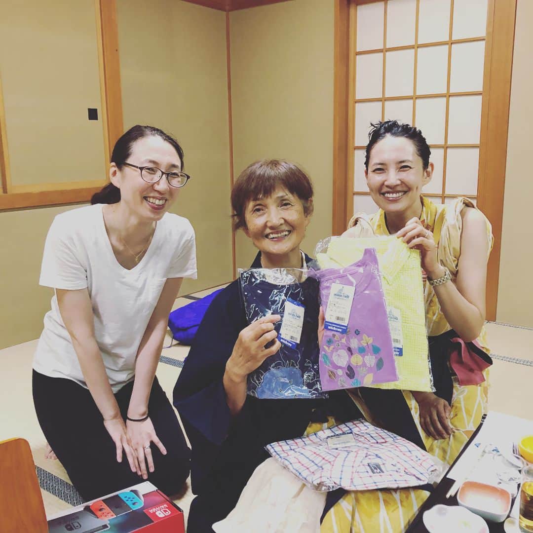 浜島直子さんのインスタグラム写真 - (浜島直子Instagram)「父良男、㊗️70歳✨🎊✨ おめでとう！おめでとう！！ 1年前からスケジュールを合わせ、姉一家とみんなで温泉に泊まりお祝いしました。 ・ たくさんのプレゼントをもらって、父良男が嬉しそうでみんなもニコニコしていて、それを見てまた父良男もとても嬉しそうで、本当に良かった！✨✨✨ ・ ずっと支え続けてきた母律子にも、大好きなモンベルのTシャツとシャツを。 何気に母娘のスリーショットってなかなか撮らないから貴重だなぁ（笑） ・ 5〜10枚目の写真は、ここをグラウンドだと勘違いして走りまくる暴れ肉団子を、まるでナウシカのようにおとなしくさせて一緒に遊ぶ姉智子。す、すごい…😭👏✨ ・ いやー、とてもいい時間だった。 父良男よ、本当に、おめでとう。 おそらく、私も姉も初めて愛した異性は、あなただと思います。 いつまでも、いつまでも元気でいてください。 最後の挨拶で言っていたように、99歳のお祝いもみんなでやろう！✨✨✨ ・ #父良男 #母律子 #姉智子 #姉は4人の母ちゃん #ナウシカ智子 #そしてどこでもマイペースな #暴れ肉団子 #古希 #古希祝い #70歳 #おめでとう」7月16日 0時02分 - hamaji_0912