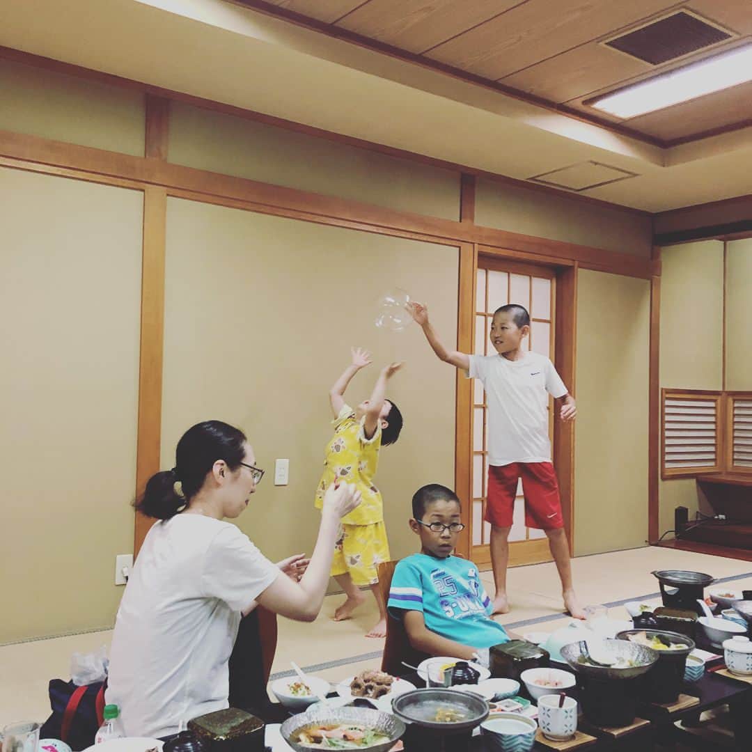 浜島直子さんのインスタグラム写真 - (浜島直子Instagram)「父良男、㊗️70歳✨🎊✨ おめでとう！おめでとう！！ 1年前からスケジュールを合わせ、姉一家とみんなで温泉に泊まりお祝いしました。 ・ たくさんのプレゼントをもらって、父良男が嬉しそうでみんなもニコニコしていて、それを見てまた父良男もとても嬉しそうで、本当に良かった！✨✨✨ ・ ずっと支え続けてきた母律子にも、大好きなモンベルのTシャツとシャツを。 何気に母娘のスリーショットってなかなか撮らないから貴重だなぁ（笑） ・ 5〜10枚目の写真は、ここをグラウンドだと勘違いして走りまくる暴れ肉団子を、まるでナウシカのようにおとなしくさせて一緒に遊ぶ姉智子。す、すごい…😭👏✨ ・ いやー、とてもいい時間だった。 父良男よ、本当に、おめでとう。 おそらく、私も姉も初めて愛した異性は、あなただと思います。 いつまでも、いつまでも元気でいてください。 最後の挨拶で言っていたように、99歳のお祝いもみんなでやろう！✨✨✨ ・ #父良男 #母律子 #姉智子 #姉は4人の母ちゃん #ナウシカ智子 #そしてどこでもマイペースな #暴れ肉団子 #古希 #古希祝い #70歳 #おめでとう」7月16日 0時02分 - hamaji_0912