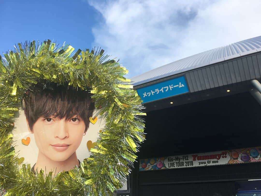 水村真悠子のインスタグラム：「今年は、東京ドーム、メットライフドーム2回ずつ入れました💛 初の挑みの半野外、私は、普段ホットヨガで鍛えられてるから余裕だったけどwあの暑さで、厚着で唄って踊って、走り回ってていつもの二割り増しぐらいで皆んなイケメンだったよ😍 オーラスFight🎌👍🏻✨✨✨ 次は、ドリボ〜🥊💓 . そして帰りにW人身事故くらい未だに帰れず😭😭😭 . #キスマイ #キスマイライブ #Kismyft2 #東京ドーム #メットライフドーム #玉森 #玉森裕太 #イケメン」