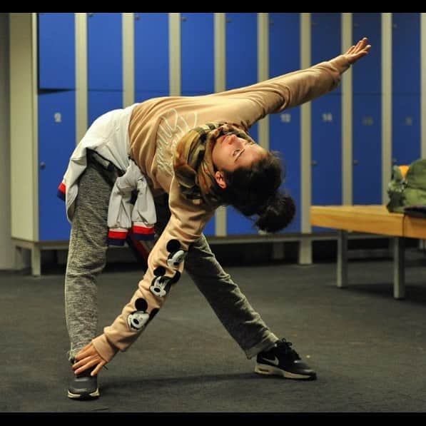 コートニー・マンスールのインスタグラム：「Sunday stretch」