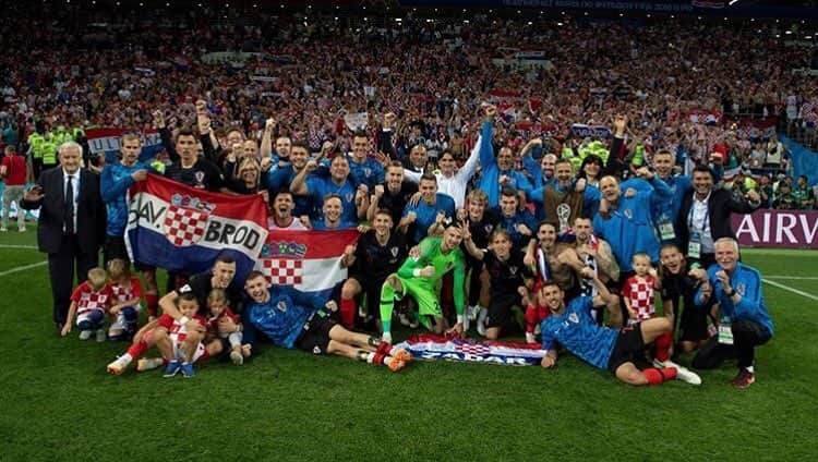 ムラデン・ペトリッチさんのインスタグラム写真 - (ムラデン・ペトリッチInstagram)「So proud of you.. so proud of our small country.. zasluzili smo vise.. proud to be a part of this family.. jednom vatreni - uvijek vatreni #proudtobecroat #obitelj #worldcup2018 #croatia #hrvatska」7月16日 2時31分 - mladenpetric