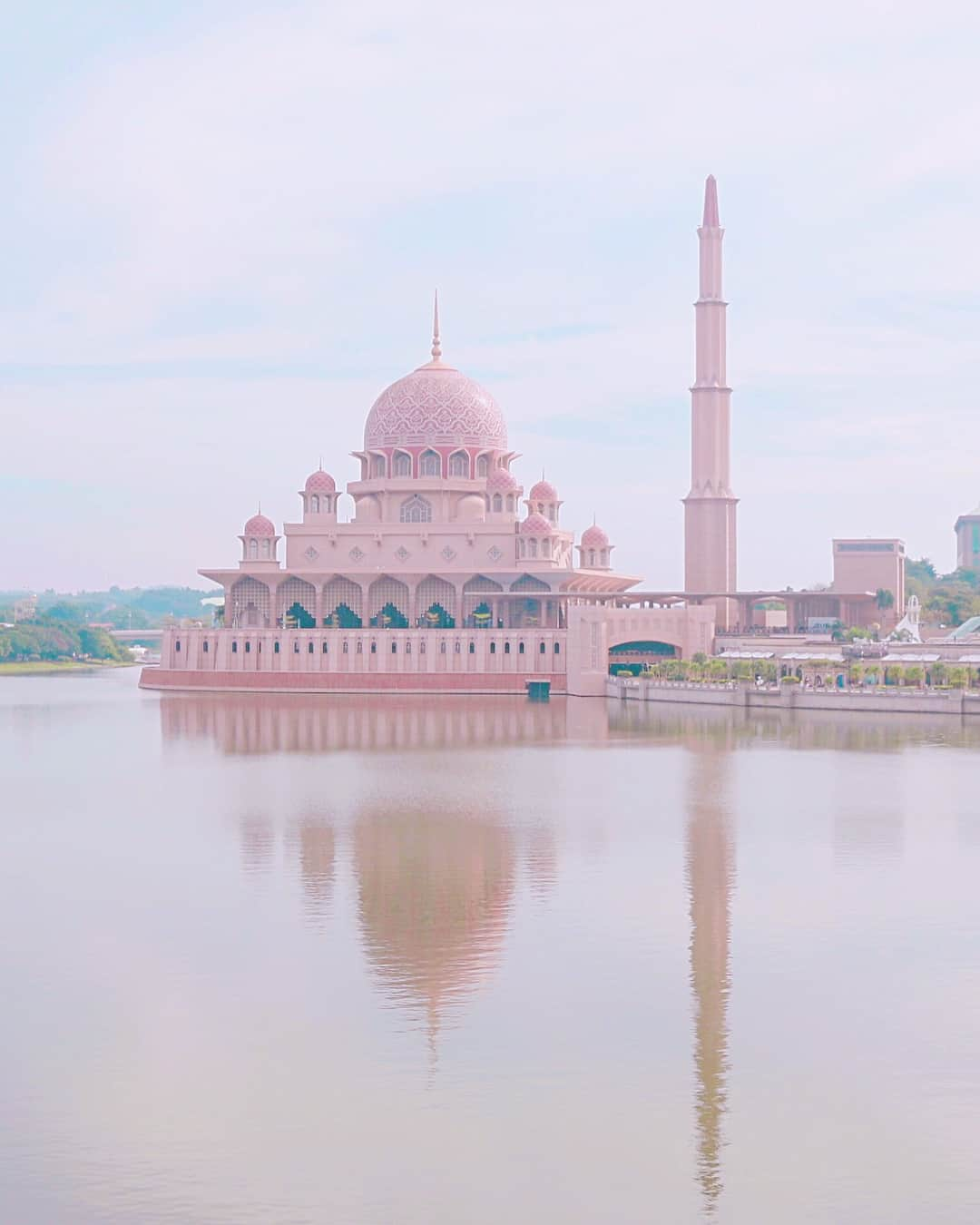 樋口智恵子さんのインスタグラム写真 - (樋口智恵子Instagram)「Pink pink pink💕Putra Mosque🕌💕 . . . . 全てがピンク色💕可愛いモスク🕌アブダビで手に入れたアバヤを着て💕 . . . . #PutraMosque #mosque #malysia #kualalumpur #kualalumpurtrip #モスク #putrajaya #pinkmosque #pink #旅女子 #旅好き #週末旅行」7月16日 13時11分 - chieko_higuchi