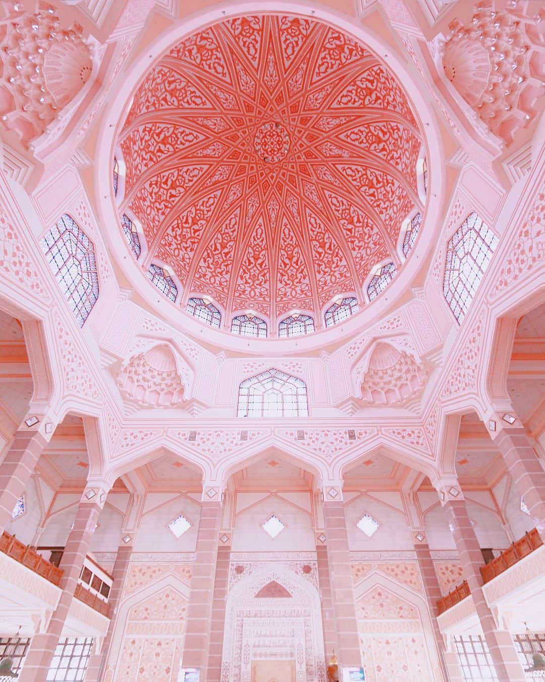 樋口智恵子さんのインスタグラム写真 - (樋口智恵子Instagram)「Pink pink pink💕Putra Mosque🕌💕 . . . . 全てがピンク色💕可愛いモスク🕌アブダビで手に入れたアバヤを着て💕 . . . . #PutraMosque #mosque #malysia #kualalumpur #kualalumpurtrip #モスク #putrajaya #pinkmosque #pink #旅女子 #旅好き #週末旅行」7月16日 13時11分 - chieko_higuchi