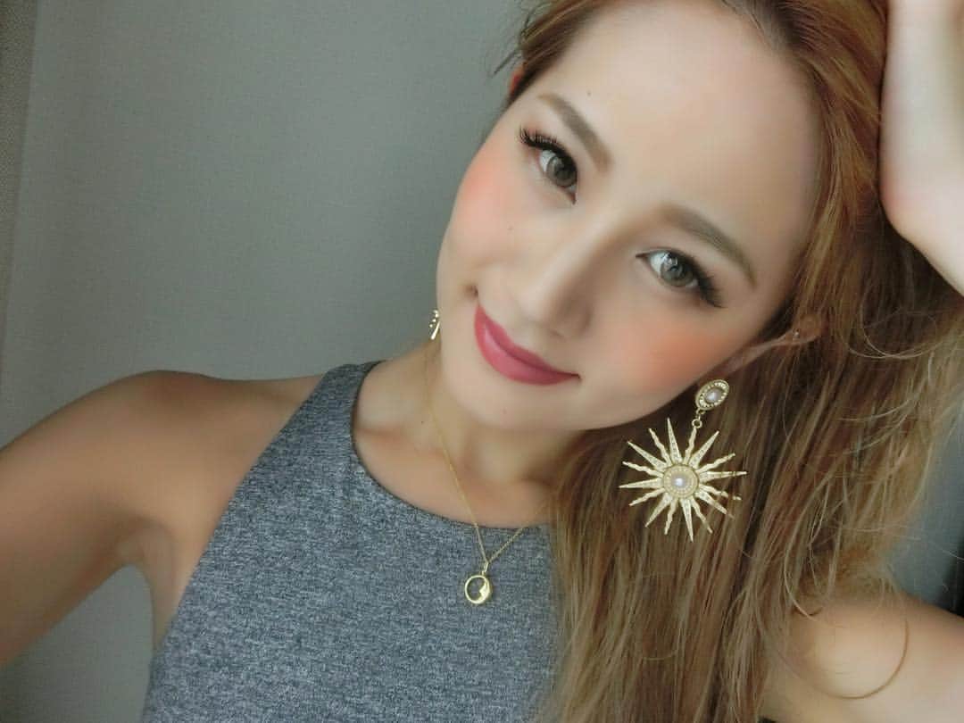 LORYのインスタグラム：「おはよう☀ もうお昼だけど👅 今日もめっちゃ暑いけど かわいい大きなピアス付けて いってきまーーす🌞❤️❤️ @chabi222 さんのハンドメイドで 他にも可愛いのいっぱいゲットしたから またアップする🤤💕💕」