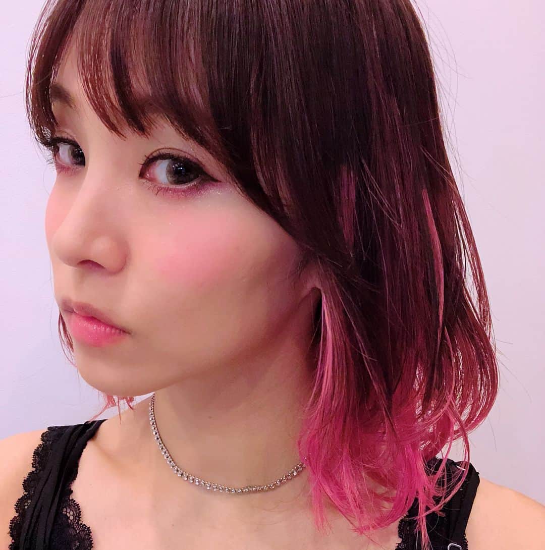 LiSAさんのインスタグラム写真 - (LiSAInstagram)「髪めちゃ伸びてきた⠒̫⃝どーしよ⠒̫⃝ color by @motapan  #たばたばへあー @chinatsu.tabata88  #LiSA #りさへあめいく #ピンク」7月16日 13時47分 - xlisa_olivex