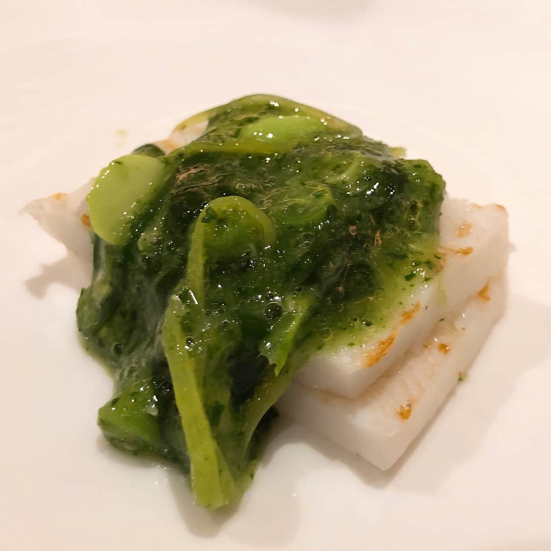 山岸久朗さんのインスタグラム写真 - (山岸久朗Instagram)「神戸にいながらにして、スペイン・バスク旅行ができる素晴らしい店🇪🇸✨大大大大好き。 #bb9 #元町 #ウニに次ぐウニ #雲丹スタグラム #チャコリ #トリ貝裏返したら肝がついてた #秘密のアイス #何味かは食べてからのお楽しみ #ソーテルヌ #シャトーディケム #シャトーディケムかけて食べた後グラスでも飲みました #山岸久朗 #山岸弁護士 #山岸弁護士が飯テロ中」7月16日 8時42分 - yamaben