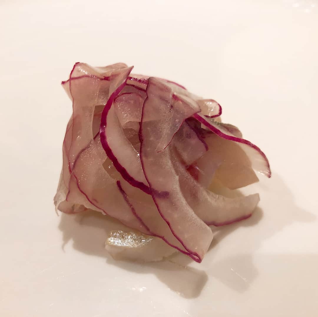 山岸久朗さんのインスタグラム写真 - (山岸久朗Instagram)「神戸にいながらにして、スペイン・バスク旅行ができる素晴らしい店🇪🇸✨大大大大好き。 #bb9 #元町 #ウニに次ぐウニ #雲丹スタグラム #チャコリ #トリ貝裏返したら肝がついてた #秘密のアイス #何味かは食べてからのお楽しみ #ソーテルヌ #シャトーディケム #シャトーディケムかけて食べた後グラスでも飲みました #山岸久朗 #山岸弁護士 #山岸弁護士が飯テロ中」7月16日 8時42分 - yamaben