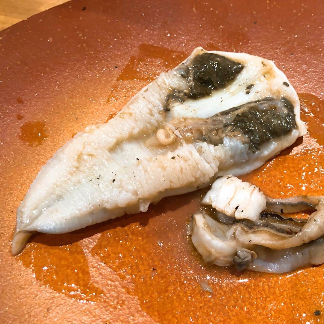 山岸久朗さんのインスタグラム写真 - (山岸久朗Instagram)「神戸にいながらにして、スペイン・バスク旅行ができる素晴らしい店🇪🇸✨大大大大好き。 #bb9 #元町 #ウニに次ぐウニ #雲丹スタグラム #チャコリ #トリ貝裏返したら肝がついてた #秘密のアイス #何味かは食べてからのお楽しみ #ソーテルヌ #シャトーディケム #シャトーディケムかけて食べた後グラスでも飲みました #山岸久朗 #山岸弁護士 #山岸弁護士が飯テロ中」7月16日 8時42分 - yamaben