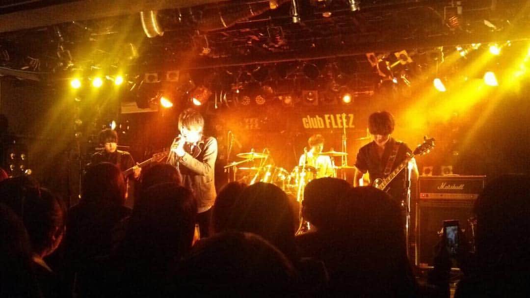齋藤健心のインスタグラム：「根本正勝さんのライブをみて 感化されて 高校の時組んでたバンドメンバーのことを思い出した。  今日もロックに生きたいと思いました。 〜おしまい〜」