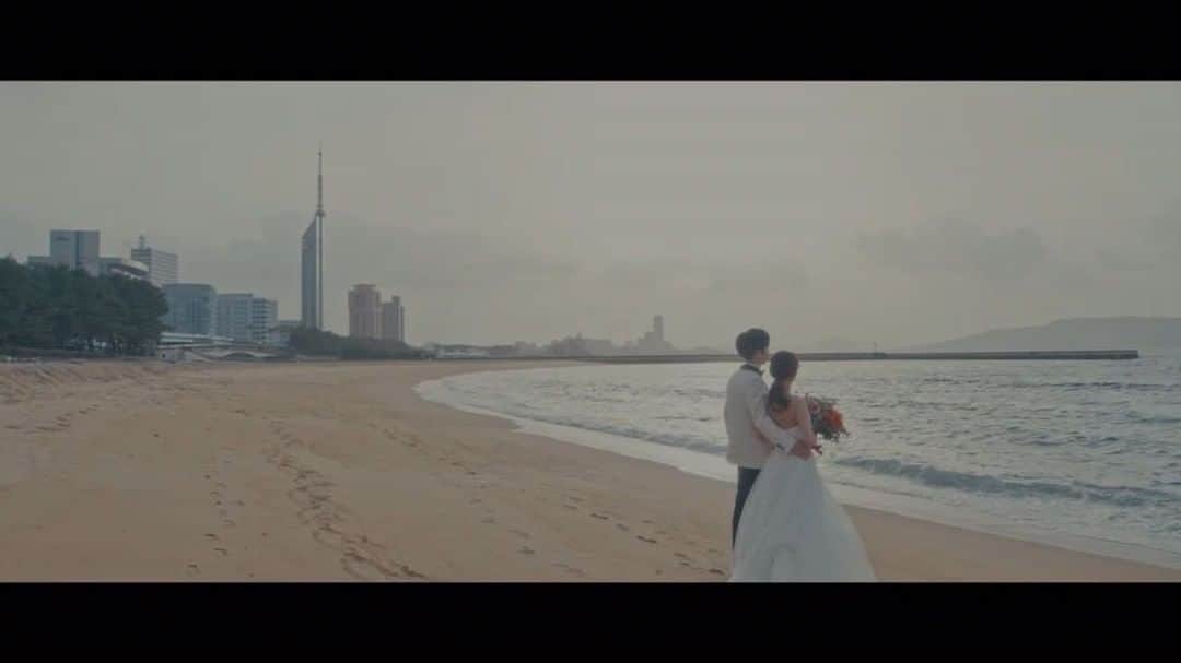 The Sweet Closetのインスタグラム：「. . 結婚式のオープニングムービーとして作成、 お二人の好きな海をバックに撮影しました😊 奇跡のサンセットは、感動的な一瞬でした。 . . The Sweet Closetアンダーザスカイは コーディネーター、カメラマン、ヘアメイクと 全員で半日かけて福岡市内をまわる ロケーションフォト。 お二人の好きな場所や思い出の場所をまわります💫 . . アンダーザスカイの撮影日はお客様のご希望を お伺いして撮影します。 ＜お問い合わせ＞ 📞092-739-0808 📧tsc-contact@ffines.jp ・ #thesweetcloset  #アンダーザスカイ #オーダーメイドフォトウエディング  #coordinatebynanasekamura」