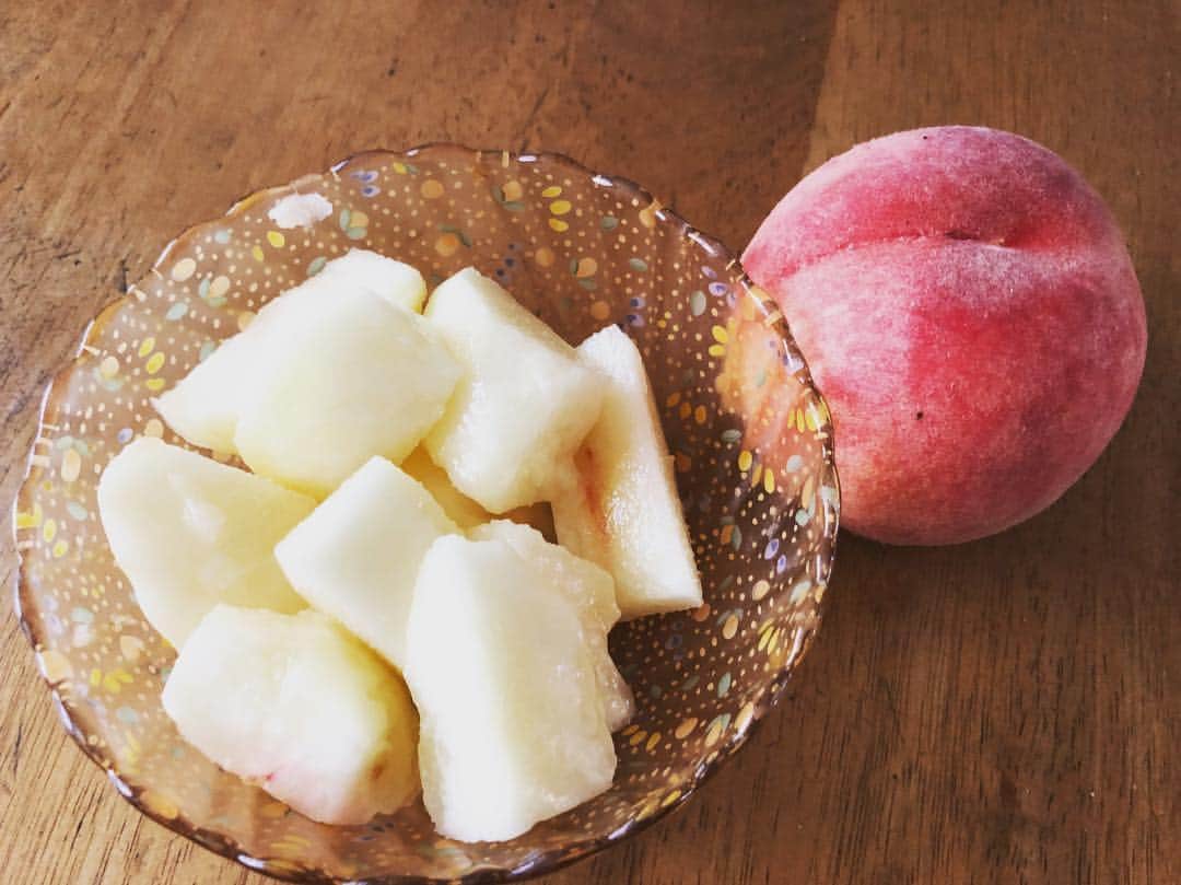 しごとなでしこのインスタグラム：「夏といったら、桃ですよね〜❤️ #桃 #もも #白桃 #ピーチ #peach #夏 #summer #果物 #くだもの #fruit #旬 #おいしい #美味しい #さっぱり #あまい #甘い #ふるーつ #フルーツ #おやつ #おやつタイム #デザート #でざーと #しごとなでしこ」