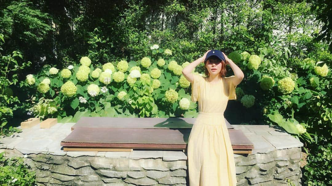 指原莉乃さんのインスタグラム写真 - (指原莉乃Instagram)「素敵な雰囲気のベンチで写真。  #よくみたらベンチじゃなくて廃棄された長机 #そんなことある ？ #トリックアート #地獄 #インスタ萎え」7月16日 22時33分 - 345insta