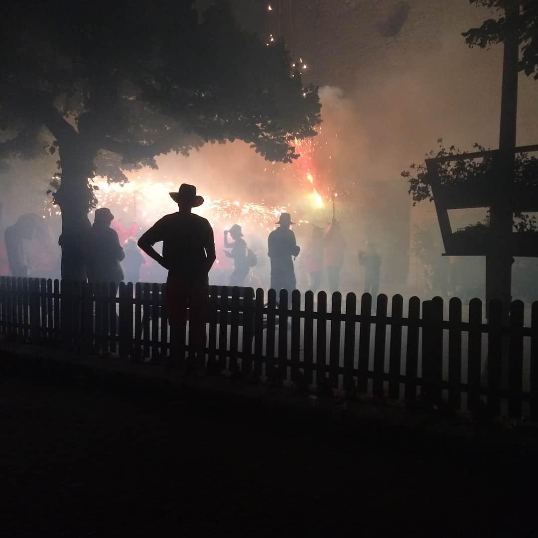 シモン・オクーのインスタグラム：「Carme on fire ... AIGUAAA 🔥😈 !! #Correfoc」
