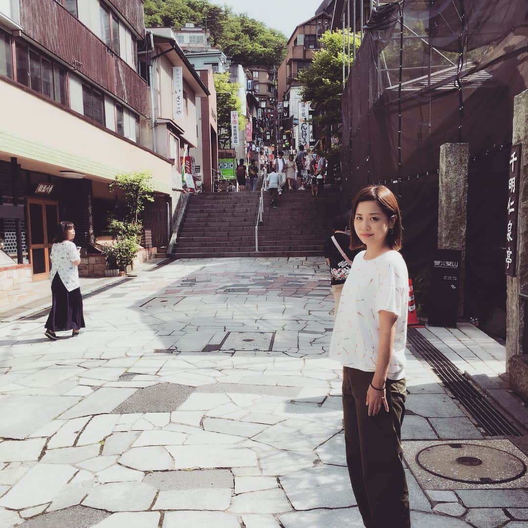星村麻衣のインスタグラム：「母と二人で初の伊香保温泉♨ ノスタルジー☺️💛 #伊香保温泉 #石段街 #昭和感 #射的屋 #お土産で糸電話発見 #水沢うどん #癒しの旅」