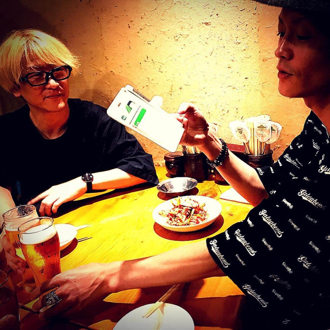逹瑯さんのインスタグラム写真 - (逹瑯Instagram)「昨日は久しぶりに集まりました\(´-`)/ インスタ用の写真を一生懸命に撮るガラ。  を見つめるイラストレーターのユビスイ。 楽しかった！  #宮脇ドタキャン」7月16日 14時52分 - tatsuro_twitter
