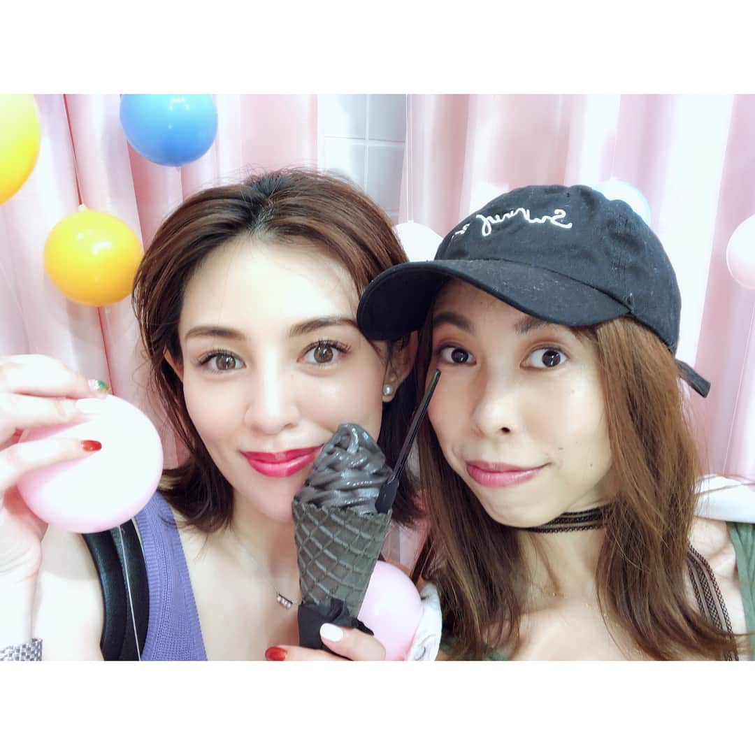 渡辺知夏子さんのインスタグラム写真 - (渡辺知夏子Instagram)「昨日のお店は竹下通りの真ん中くらいの @coisof でかなり可愛い感じのお店だよ💡 こうゆうphotoスポットがあってかなりポップでカラフルなお店!!🤣 . .  昨日も暑かったけど、今日もすごく暑いから熱中症にならないようにしてね‪‪💦‬ 長時間 外に居ないようにして、お水持ち歩いてくださいね！ . . 全然見えてないけど、リクエストありましたので お洋服等 タグ付けしました☺️ . . #猛暑 #softcream #harajuku  #black  #coisof  #映えスポット  #原宿」7月16日 15時57分 - chikako_724