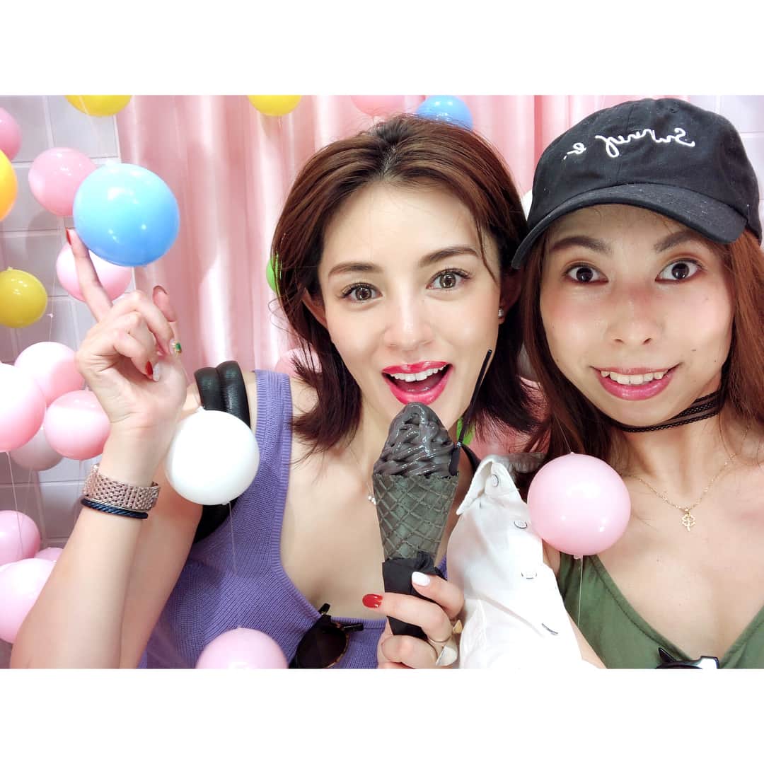 渡辺知夏子さんのインスタグラム写真 - (渡辺知夏子Instagram)「昨日のお店は竹下通りの真ん中くらいの @coisof でかなり可愛い感じのお店だよ💡 こうゆうphotoスポットがあってかなりポップでカラフルなお店!!🤣 . .  昨日も暑かったけど、今日もすごく暑いから熱中症にならないようにしてね‪‪💦‬ 長時間 外に居ないようにして、お水持ち歩いてくださいね！ . . 全然見えてないけど、リクエストありましたので お洋服等 タグ付けしました☺️ . . #猛暑 #softcream #harajuku  #black  #coisof  #映えスポット  #原宿」7月16日 15時57分 - chikako_724