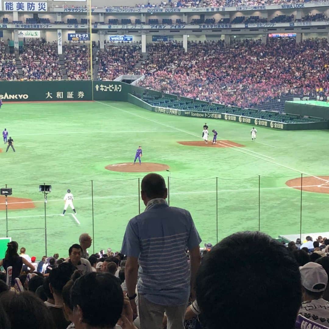 生山裕人さんのインスタグラム写真 - (生山裕人Instagram)「" 生山、やべかったっす。 . 今日のお昼は、東京ドームに。 . ずっと応援している後輩が、社会人野球の都市対抗野球大会に出場していたので行ってきました。 . 伯和ビクトリーズの補強選手として出場した、三菱自動車倉敷オーシャンズの矢部佑歩投手です。 . 3年くらい前に千葉ロッテマリーンズの先輩である荻野忠寛さんの紹介で知り合い、スポーツトレーナー協会JARTAのトレーナーを紹介したり、食事に行ったりしています。 . 真面目で素直で視野が広い。 とにかく応援したくなる選手です。 . 伯和ビクトリーズは負けてしまいましたが、ピンチの場面でリリーフで出てきて、4回1/3をMAX147kmのストレートを中心に1安打に抑えました。 . ここから更にレベルアップして、今年のドラフトで名前が呼ばれることを祈っています。 . 弾けろ矢部ちゃん！ 輝け矢部ちゃん！！ . P.S. 千葉ロッテマリーンズ時代の先輩、服部さんと子どもさんと、スポーツトレーナー協会JARTA認定講師の萩と一緒にパシャリ。 また様々なご縁が繋がりましたとさ(*´꒳`*) . #矢部佑歩 #荻野忠寛 #服部泰卓 #萩潤也 #三菱自動車倉敷オーシャンズ #伯和ビクトリーズ #石川ミリオンスターズ #日立製作所 #立教大学 #千葉ロッテマリーンズ #千葉ロッテ #マリーンズ #chibalotte #marines #野球 #baseball #baseballbear #都市対抗野球 #都市対抗野球大会 #都市対抗 #東京ドーム」7月16日 16時57分 - ikuyaman130