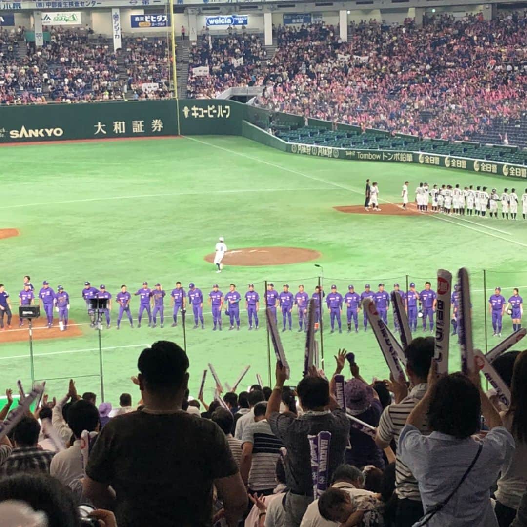 生山裕人さんのインスタグラム写真 - (生山裕人Instagram)「" 生山、やべかったっす。 . 今日のお昼は、東京ドームに。 . ずっと応援している後輩が、社会人野球の都市対抗野球大会に出場していたので行ってきました。 . 伯和ビクトリーズの補強選手として出場した、三菱自動車倉敷オーシャンズの矢部佑歩投手です。 . 3年くらい前に千葉ロッテマリーンズの先輩である荻野忠寛さんの紹介で知り合い、スポーツトレーナー協会JARTAのトレーナーを紹介したり、食事に行ったりしています。 . 真面目で素直で視野が広い。 とにかく応援したくなる選手です。 . 伯和ビクトリーズは負けてしまいましたが、ピンチの場面でリリーフで出てきて、4回1/3をMAX147kmのストレートを中心に1安打に抑えました。 . ここから更にレベルアップして、今年のドラフトで名前が呼ばれることを祈っています。 . 弾けろ矢部ちゃん！ 輝け矢部ちゃん！！ . P.S. 千葉ロッテマリーンズ時代の先輩、服部さんと子どもさんと、スポーツトレーナー協会JARTA認定講師の萩と一緒にパシャリ。 また様々なご縁が繋がりましたとさ(*´꒳`*) . #矢部佑歩 #荻野忠寛 #服部泰卓 #萩潤也 #三菱自動車倉敷オーシャンズ #伯和ビクトリーズ #石川ミリオンスターズ #日立製作所 #立教大学 #千葉ロッテマリーンズ #千葉ロッテ #マリーンズ #chibalotte #marines #野球 #baseball #baseballbear #都市対抗野球 #都市対抗野球大会 #都市対抗 #東京ドーム」7月16日 16時57分 - ikuyaman130