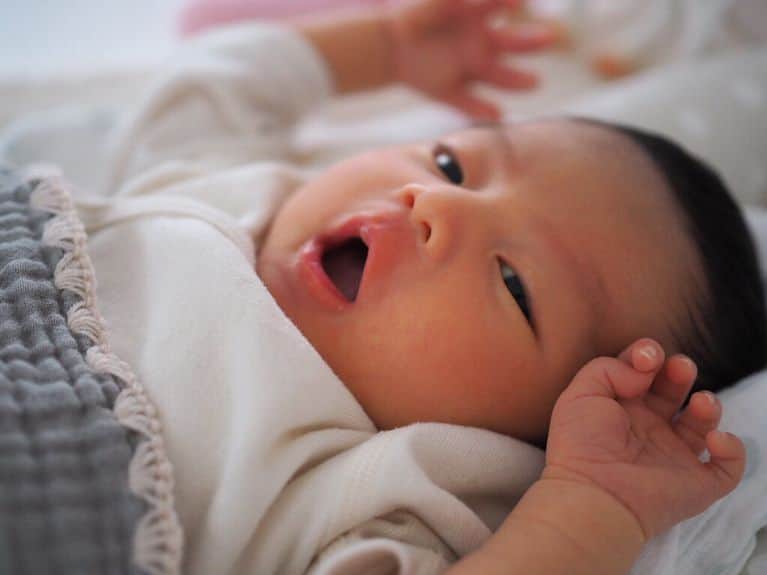 HALCALIのインスタグラム：「今日で生後3週間👶🏻日々顔が変わっていく。あっという間に大きくなっちゃうんだろうなー。新しいカメラで毎日写真もビデオもいっぱい撮ってます✌🏼綺麗に撮れて楽しい🤩寝不足で眠たいんだけど寝顔みたくて寝られない😂そんな幸せな日々です🌈 #olympuspen #olympuspenpl9 #オリンパスペン」