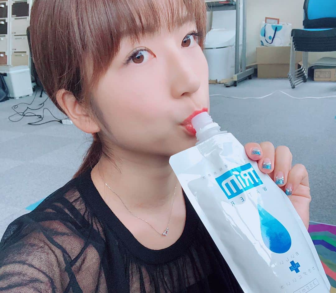 庄司ゆうこさんのインスタグラム写真 - (庄司ゆうこInstagram)「今日は愛知県小牧市で日本トリム様とコラボイベントヨガレッスンでした(^^) 名古屋駅着いたのが朝8時でしたが、朝1なのに38度あって、めちゃくちゃ暑かった😂笑 そして日本トリム様の水素水をレッスン中たくさん飲んだら代謝よくなって汗が止まらない🤣 これから名鉄乗って、諏訪町に向かいますっ🤗 #名古屋#愛知県#小牧市#諏訪町#日本トリム#水素水#汗だく#代謝アップ#出張ヨガ#地方出張#大好き#ポジティブスターヨガ」7月16日 17時33分 - yuko.shoji