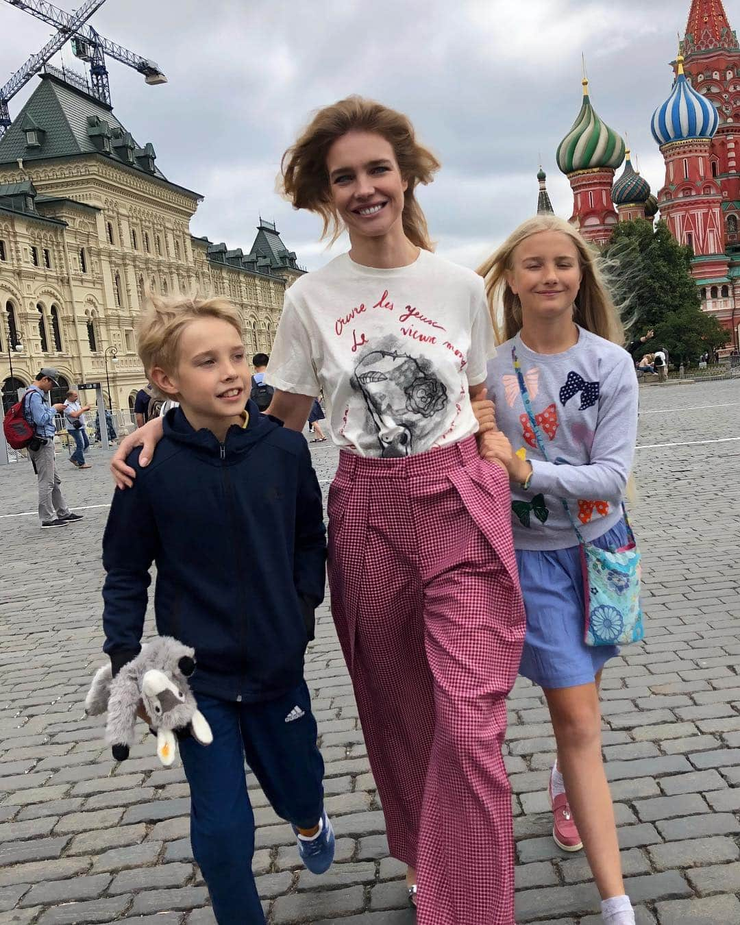 ナタリア・ヴォディアノヴァさんのインスタグラム写真 - (ナタリア・ヴォディアノヴァInstagram)「Always on the run with these two 👦🏼💓👱🏻‍♀️what a week! goodbye Moscow, until next time 🇷🇺😜 Приключения великолепной тройки и ослика в России! 👦🏼💓👱🏻‍♀️🦔 Это было незабываемо! Спасибо, Москве и всей нашей стране за Чемпионат Мира! #столицамира」7月16日 17時47分 - natasupernova