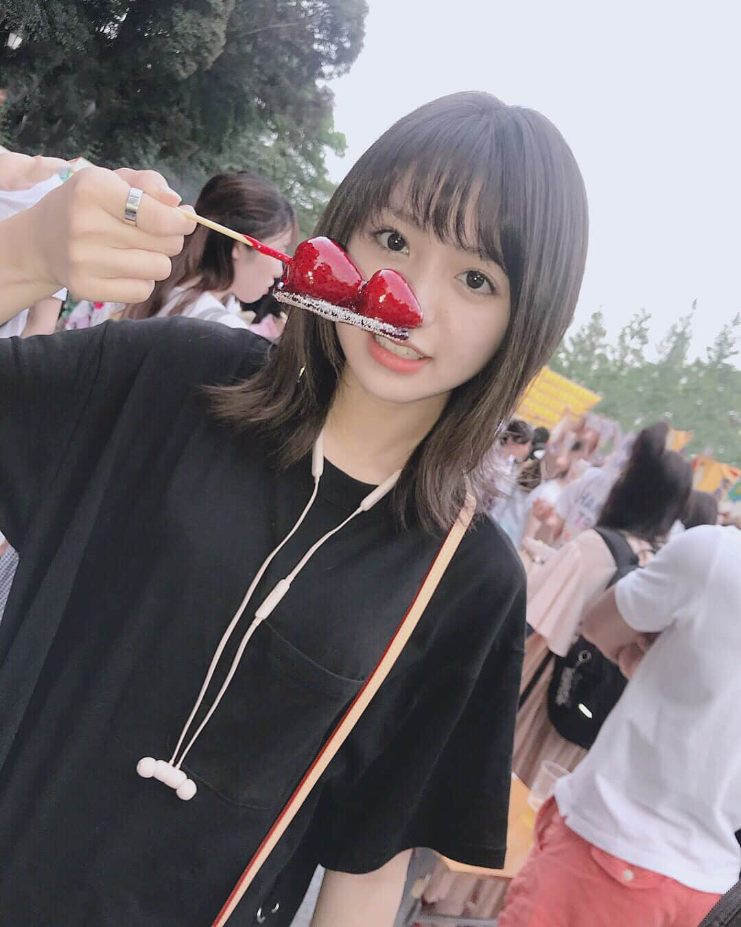 香音さんのインスタグラム写真 - (香音Instagram)「夏だ〜お祭りだ〜 人生初のいちご飴 デビューしましたよい☺︎ #夏#🍓🍓」7月16日 18時04分 - kanon420_official