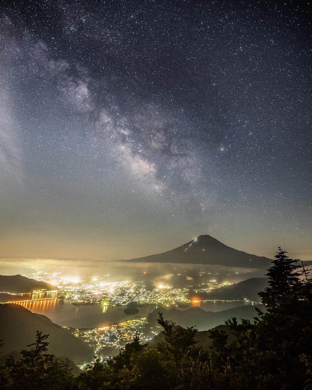 のインスタグラム：「1064 天地の輝き . Yamanashi, Japan 山梨県 . #japanfocus #jp_gallery #instagramjapan #ig_japan #wu_japan #wu_asia #worldunion #theworldshotz #igersjp #team_jp_ #team_jp_東 #山梨県 #team_jp_skyart  #mtfuji #Japan #Yamanashi  #natureaddict Mt. Fuji Yamanashi, Japan #Lovers_Nippon #東京カメラ部#japan_night_view #japan_night_view_member #1xPicoftheDay #ig_phos phos #夜景ら部 #写真好きな人と繋がりたい #bestjapanpics #photo_shorttrip」