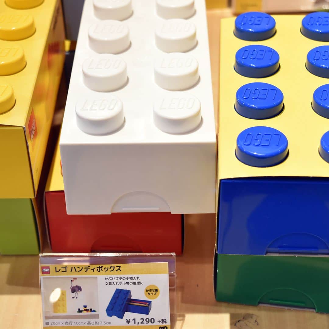 枚方T-SITEさんのインスタグラム写真 - (枚方T-SITEInstagram)「LEGO®好き集まれ！ ・ レゴブロックの中に収納出来るLEGO®STORAGEを5階で販売しています。 ・ ブロック型の収納ケースは、本物のLEGO®と同じで、積み重ねが出来ちゃいます。 ・ 様々なサイズが取り揃えてあるので、中に収納するものは靴下や生活雑貨など、何でも収納出来ます。 収納しながら、その日の気分で配置を変える事が出来ます。 ・ さらに、色合いもカラフルなので、お部屋が明るくなりそうですね。 ・ 7/31(火)までの限定販売です。 お待ちしております。 ・ 開催場所  枚方 蔦屋書店5F  #枚方蔦屋書店 #枚方 #枚方t #枚方tサイト #枚方tsite #枚方t_site #枚方tsutaya #lego #レゴ #legostorage #おかたずけ #カラフル #収納 #収納ケース」7月16日 18時31分 - hirakata_tsite
