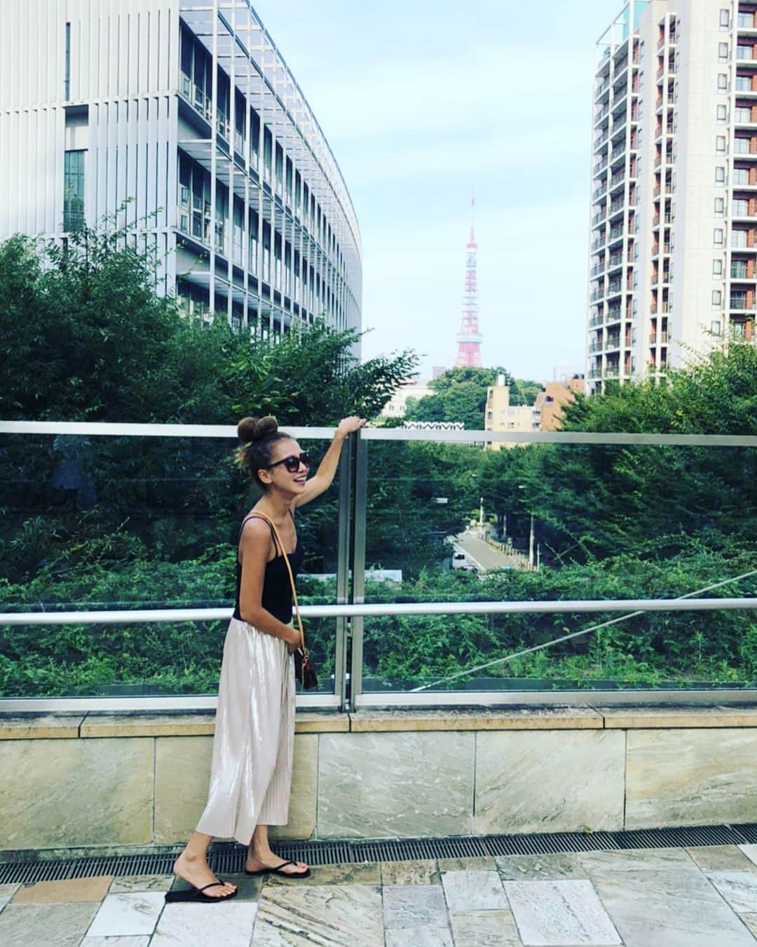 あびる優さんのインスタグラム写真 - (あびる優Instagram)「ランチ🍖🍷🍗🍾を たらふく食べた後にお散歩😊✨ しかし、暑すぎてヘロヘロ😎💦 #roppongihills#fun#happy#fashion#まったり#近所#お散歩#東京タワー#私服」7月16日 18時20分 - yuabiru74