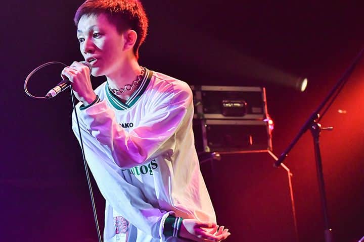 未確認フェスティバルのインスタグラム：「6組目！youthtape！﻿ 大阪府！19歳 のMCトラックメイカー！﻿ ﻿ インタビューで「自分は異質で、変わっていると思う」も言っていたyouthtape👀﻿ 話している時は分からなかったがライブが始まると彼の言っている意味が分かった💡﻿ ﻿ 音楽はもちろん、彼から出ている雰囲気も含めて全てが独特の世界観だった﻿ 誰にも似ていなく、他の誰でもないyouthtapeという存在を証明してくれた🎤﻿ ﻿ MCで「10年かけて会いたかったのはみなさんでした。ヤバい瞬間をありがとうございます。」と言った⚠️﻿ 2008年の閃光ライオットを見た10歳、小学4年生の彼が10年間憧れ続けたステージ💥﻿ 高校生の頃にバンドで挑んだが叶わなかったステージに今1人で辿り着いた👏﻿ ﻿ 彼の中からひねり出された音だからこそ見ている観客に不思議な力を与えてくれるんだと感じた👍﻿ 夢のようなステージで「振り出しはいつもここから」という歌詞をくれた🎁﻿ 明日も頑張ってみようかなぁと思える曲をプレゼントしてくれた✨﻿ ﻿ M1.hanabi﻿ M2.knot﻿ ﻿ ﻿ #レペゼン大阪﻿ #10年かけて会いたかった﻿ #ヤバい瞬間﻿ #曲をプレゼント﻿ #やばチモシー﻿ #チモシー﻿ #何があるか分からない﻿ #ワンチャンにかけた﻿ #振り出しはいつもここから﻿ ﻿ #未確認フェスティバル #未確認フェスティバル2018 #夏フェス #音楽 #10代アーティスト #tokyo #名古屋 #今池 #nagoya #fes #music #teenage #bottomline」
