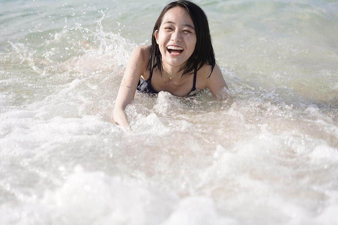 安田早紀さんのインスタグラム写真 - (安田早紀Instagram)「海の日なのでいつかの沖縄の海での一枚。 📸 @seiichi_uozumi  #海の日 #最近暑い日が続いてますね #この連休は会いたかった人たちに会えて楽しい日々だったので明日からまた頑張る #友達の赤ちゃんを前におばさんは何度幸せのため息をついたか #笑」7月16日 19時37分 - saki.yasuda