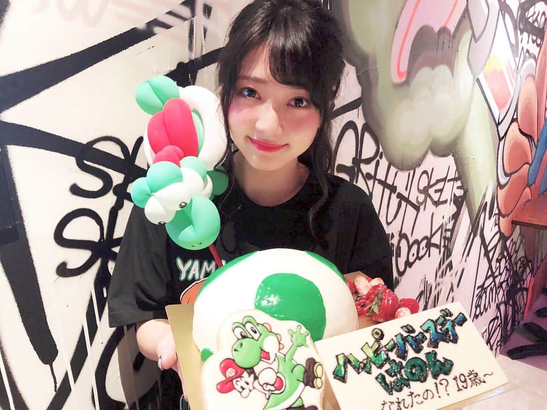山口はのんのインスタグラム：「・ １９歳になりました！！！ １８歳では環境がガラッと変わって普通じゃ経験できないことをたくさん経験して、ほんとに恵まれてるなぁって改めて感じました！！！ なにより、ファンのみんなが色んなこと計画してくれてて、お花の用意とかメッセージ、ケーキの用意までほんとに可愛く、頑張ってみんなで考えてくれて、イベント当日も、たくさん盛り上げてくれて、はのんのファンのみんなの暖かさ凄く感じて感動でした！ありがとうね！！！ １９歳はもっともっと努力してみんなの前に沢山出られるようにがんばります！そしてあと一年で２０歳だから１０代悔いの残らないように、ぐーんと成長して、 来年２０歳の生誕祭が出来るなら、みんなでまたたのしもーね🥂」