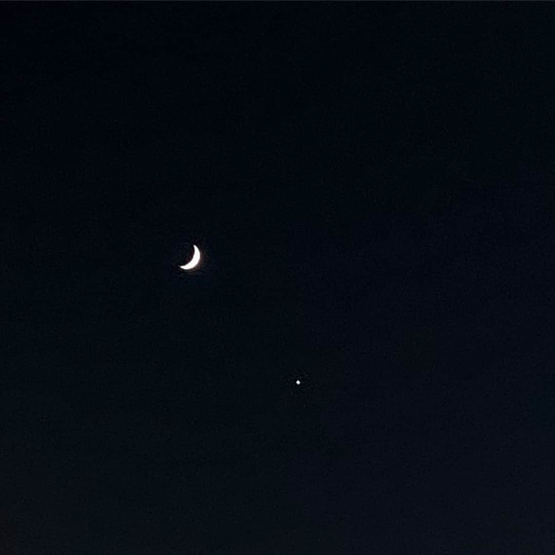 カン・ギョンミンさんのインスタグラム写真 - (カン・ギョンミンInstagram)「집 가는길에 찍은 달 이랑 별 🌙⭐️ 너무 예뻐 (̥ ̥এ́ ̼ এ̥̀)」7月16日 20時47分 - kkmmmkk
