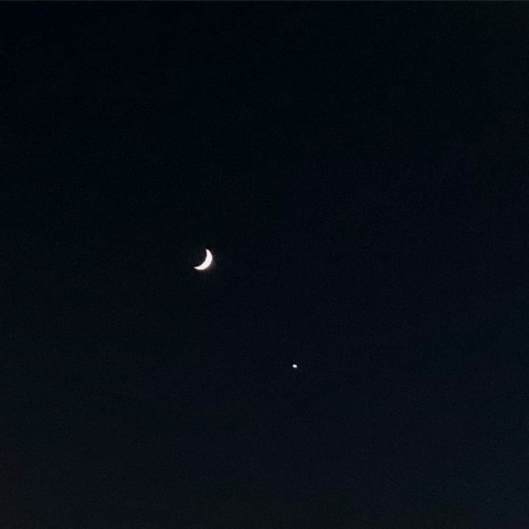 カン・ギョンミンさんのインスタグラム写真 - (カン・ギョンミンInstagram)「집 가는길에 찍은 달 이랑 별 🌙⭐️ 너무 예뻐 (̥ ̥এ́ ̼ এ̥̀)」7月16日 20時47分 - kkmmmkk