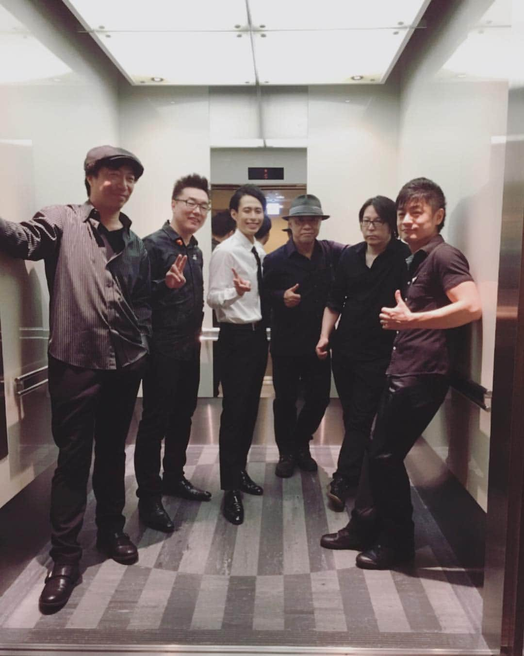 林部智史さんのインスタグラム写真 - (林部智史Instagram)「大阪公演！セミファイナルでした！ バンドメンバーさんとサラリーマン。」7月16日 21時03分 - hayashibe_satoshi