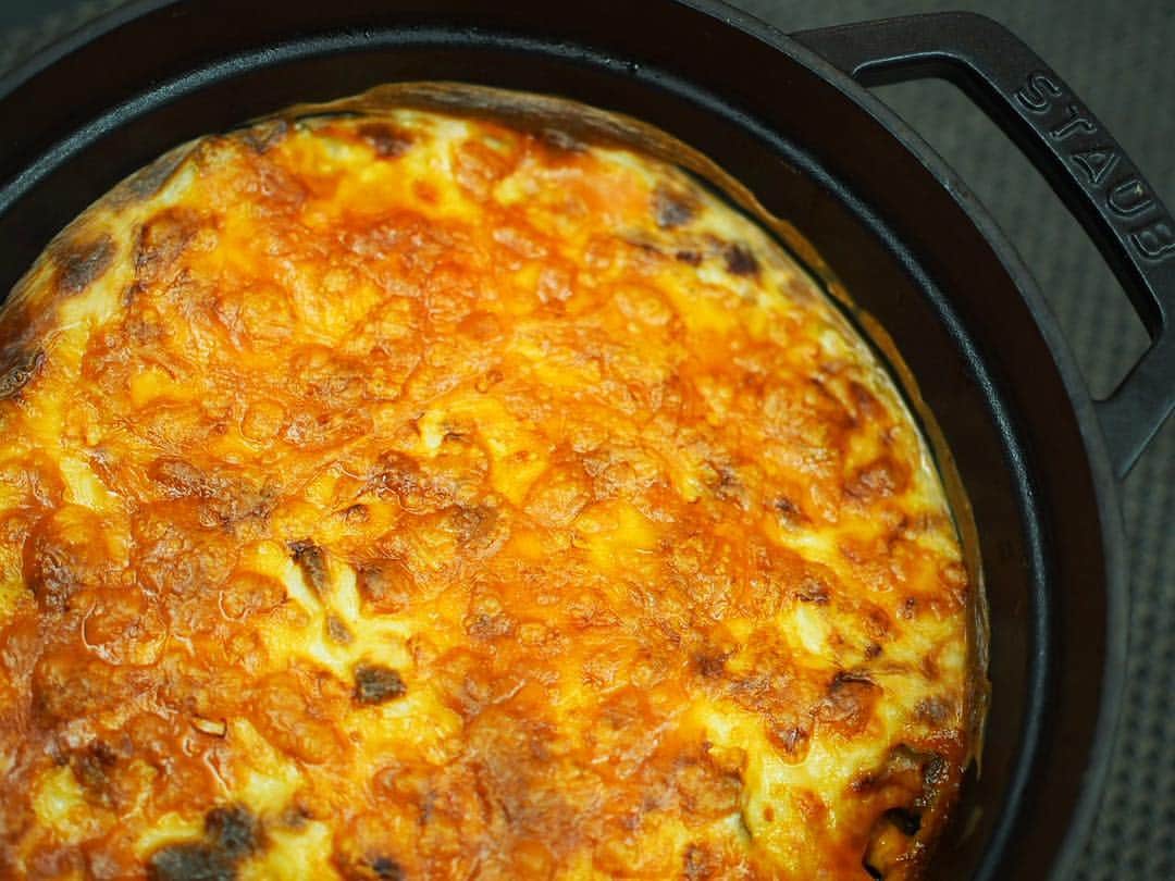 のインスタグラム：「夏だけどラザニア。 パスタはズッキーニのスライスにして残りのラタトゥイユと別にひき肉だけで簡単にミートソースもどき作って層に。 オーブン最高☺️ #萌え断 #失敗  #インスタ映え #しない #ラザニア #夏野菜たっぷり  #レシピ #cooking  #staub #ストウブ」
