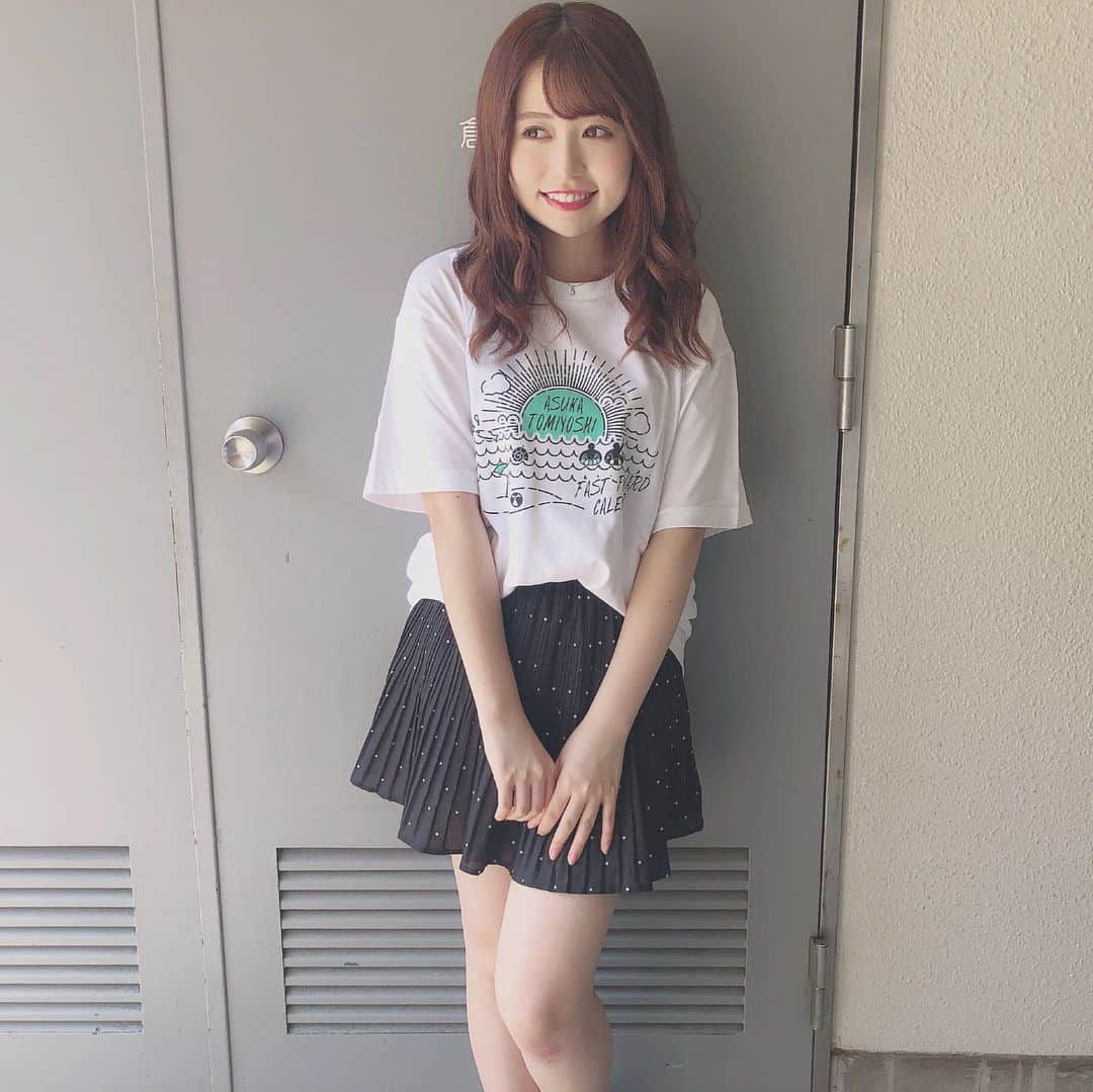 冨吉明日香のインスタグラム：「. 福岡個別握手会ありがとうございました🌸 . 今日は11thシングルの握手ということで “早送りカレンダー”のTシャツ💫 . 写真４枚あるよ〜📸📸 . #hkt48 #握手会 #早送りカレンダー  #niceclaup  #とみよしふく」