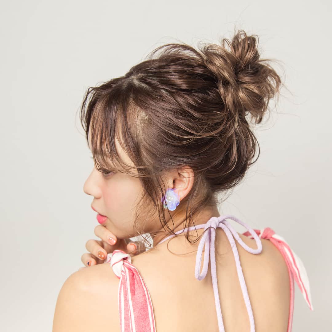 SALA_official_PRのインスタグラム：「＊ 顔周り、もみあげ、耳後ろ、みつえりの4点から出した#生おくれ毛 が、夏の#お団子ヘア との相性バツグン💕 青みピンクのティントリップでかわいさキープ💄 . Hairstylist @album_natsumi  Model @natsuminmin19 . . #生おくれ毛 #すっぴんふわ巻き #ふわ巻きカーラーウォーター #色っぽ #アイロンアレンジ #ヘアアレンジ #ヘアスタイリング #巻き髪 #ヘアオイル #透明感 #コテ巻き #ウェットヘア #セミウェット #濡れ髪 #夏ヘア #ヒートスタイリング #アイロン女子 #あざとかわいい #サラ #SALA」
