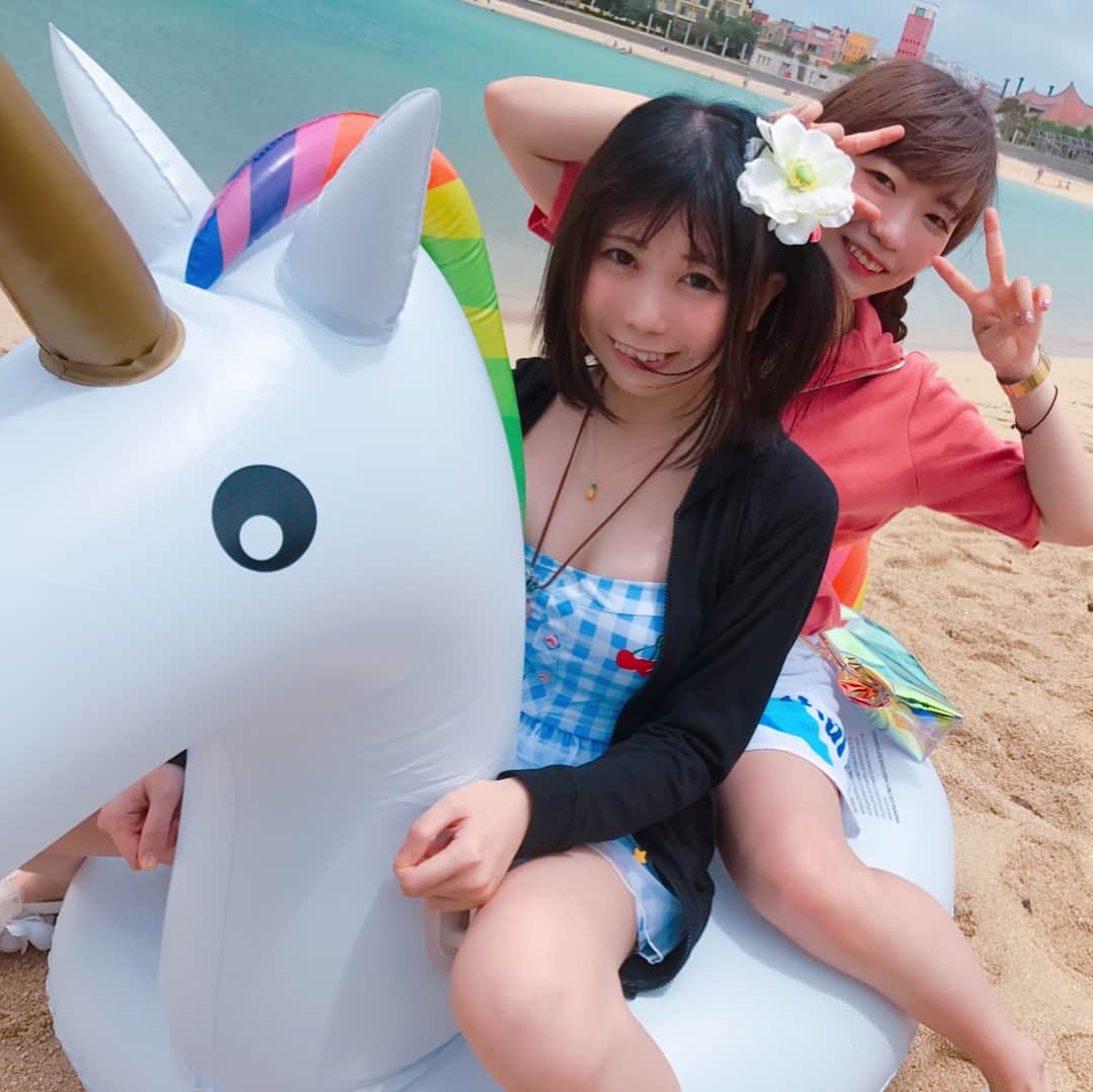 ぱいぱいでか美のインスタグラム：「プライベートで北海道にいるんですが このタイミングでえれ婚バス沖縄写真ラスト載せます。笑 ꙳ #えれ婚バス #絵恋ちゃん #沖縄 ꙳ 何個か別の投稿挟みつつ えれ婚バス写真ラストはやっぱ絵恋ちゃんとの写真を✌︎ 改めて絵恋ちゃんのすごさをいろんな意味で思い知るイベントだったなー！流石！尊敬❤︎ で、延泊からの最終日に絵恋ちゃんが暇すぎてインスタアカウント作ってたんで タグ付けしときます！ 一番最後の写真はこの前遊んだ時に インスタっぽい写真を撮ろうと苦戦している様子です。笑 . ハロプロ研修生北海道の定期公演を見に 北海道に来たんだけど この北海道に向かうための飛行機、 えれ婚バスで那覇空港に着いた瞬間に 沖縄の暑さにビックリしすぎて取ったのでした。 沖縄も大好きだけど、避暑地も最高。何ならちょっと寒い！」